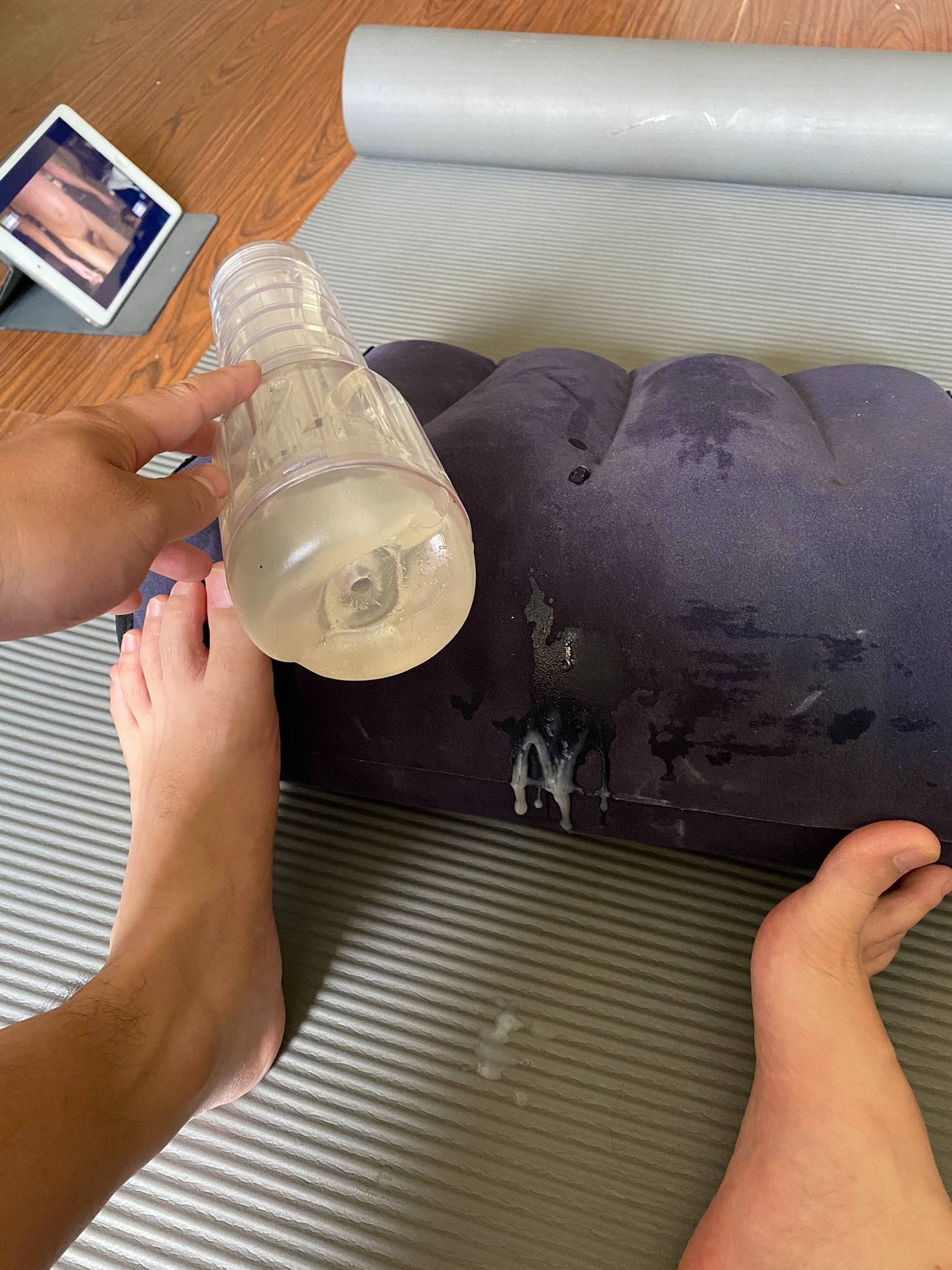 淫民日报1488期:不小心让女同事看到我用飞机杯自慰的视频